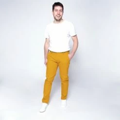 1083 CHINO AJUSTE 163 Coton Bio Filidenim Flex Uni Moutarde Homme 14 1083 CHINO AJUSTE 163 Coton Bio Filidenim Flex Uni Moutarde Homme -1083 boutique 163 moutarde face pose04 1